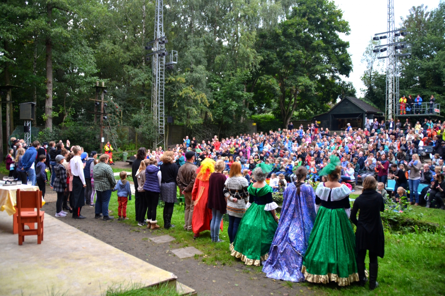 Blick von der Bühne in den Zuschauerraum mit Schauspielern und Publikum